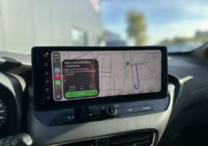 Écran tactile central affichant la navigation GPS dans l'habitacle d'une Nissan Juke 2025.