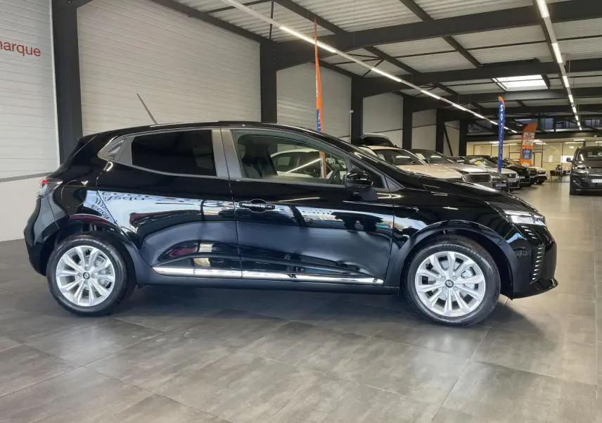 Renault Clio 1.5 Blue dCi 2025 vue de profil côté gauche, peinture noir étoilé avec jantes alu visibles.