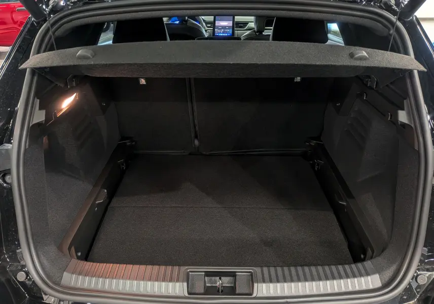 Coffre ouvert vu de l'arrière du Renault SYMBIOZ noir étoilé, montrant un espace de chargement spacieux et bien éclairé.