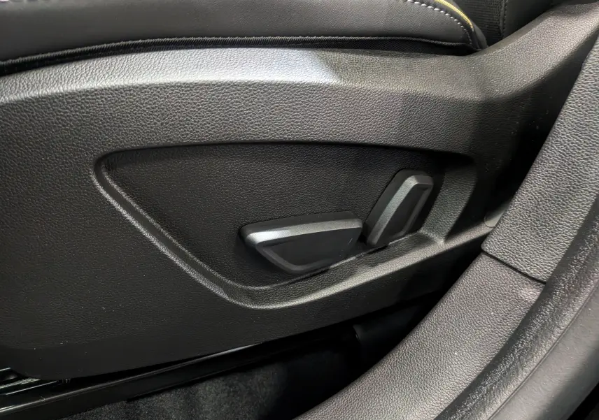 Réglages électriques des sièges en cuir noir à surpiqûres blanches dans une Renault Symbioz E-Tech 2026.