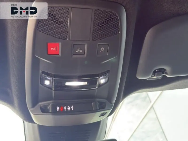 Vue intérieure en gros plan du plafonnier noir avec boutons SOS et commandes d’éclairage de la FIAT 600 hybride 2026.