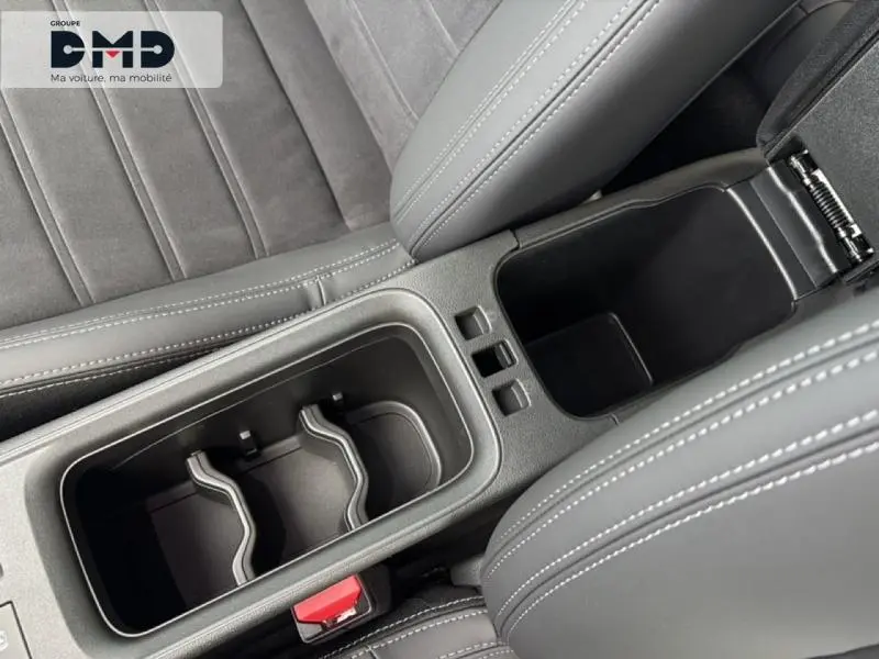 Vue rapprochée de l'accoudoir central gris avec rangement et porte-gobelets du Fiat 600 1.2 Hybrid Turbo Sport 2026.