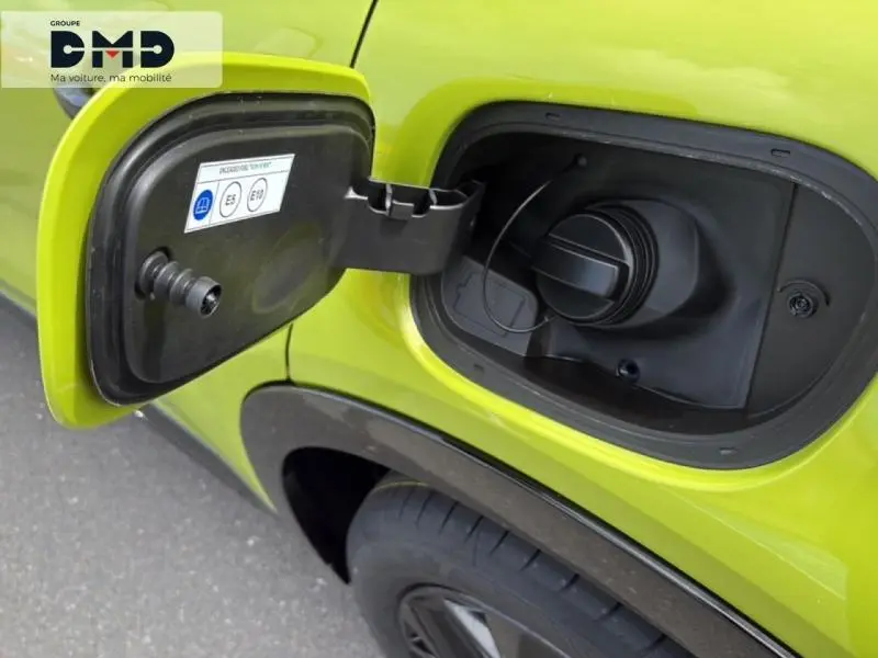 Détail de la trappe à carburant ouverte côté gauche d'une FIAT 600 vert Méditerranéen métallisé.