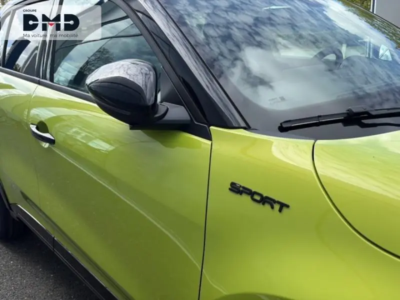 Vue côté gauche rapprochée d'une FIAT 600 Sport vert méditerranéen métallisé avec toit noir et logo Sport noir.