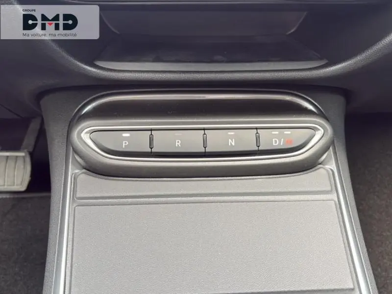 Gros plan sur la console centrale de la FIAT 600 Hybrid avec commandes de boîte automatique en ligne horizontale.