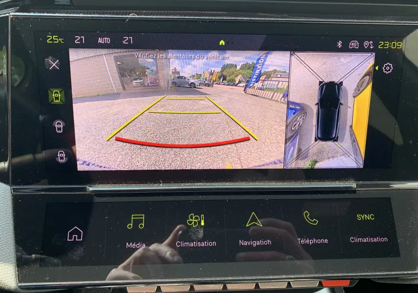 Écran tactile du Peugeot 308 GT PHEV 180 blanc nacré montrant la caméra de recul et la vue 360° en intérieur