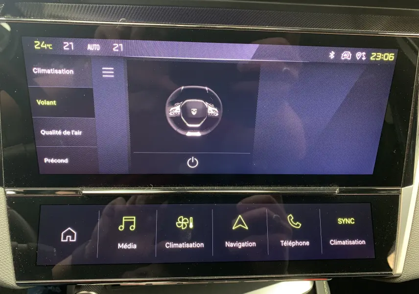 Écran tactile central de la Peugeot 308 GT PHEV 2022 affichant les réglages du volant et de la climatisation.