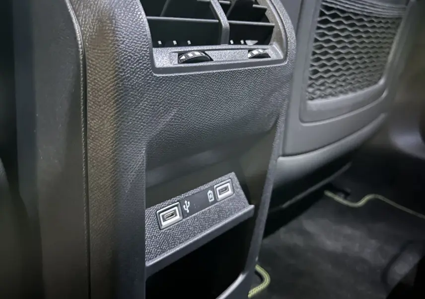 Prise USB arrière en gros plan dans l’habitacle noir d’une Peugeot 308 GT PHEV 2022 Blanc Nacré.