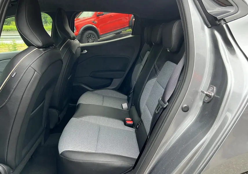 Vue intérieure côté droit sur les sièges arrière bi-matière gris et noir de la Renault Clio V TCE 90 Techno 2025 gris schiste.