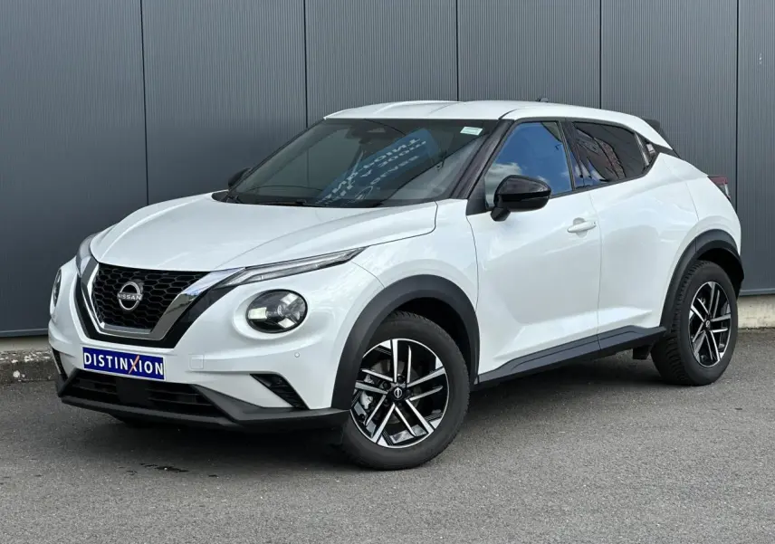 Nissan Juke blanc nacré en 3/4 avant droit, avec jantes alliage noires et détails noirs contrastants.