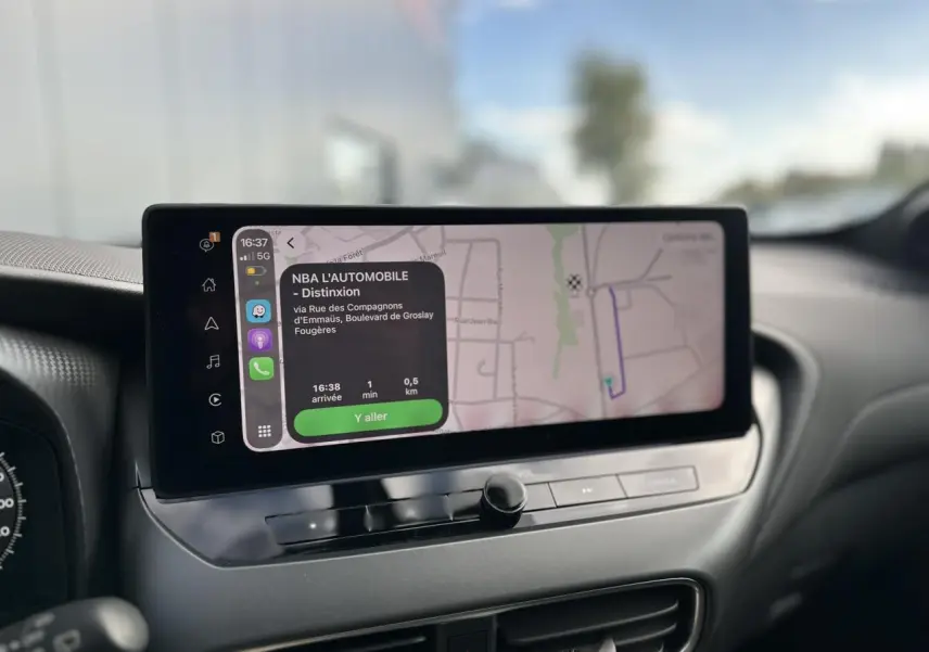 Écran tactile de navigation 12,3 pouces affichant un itinéraire dans l'habitacle du Nissan Juke blanc nacré.