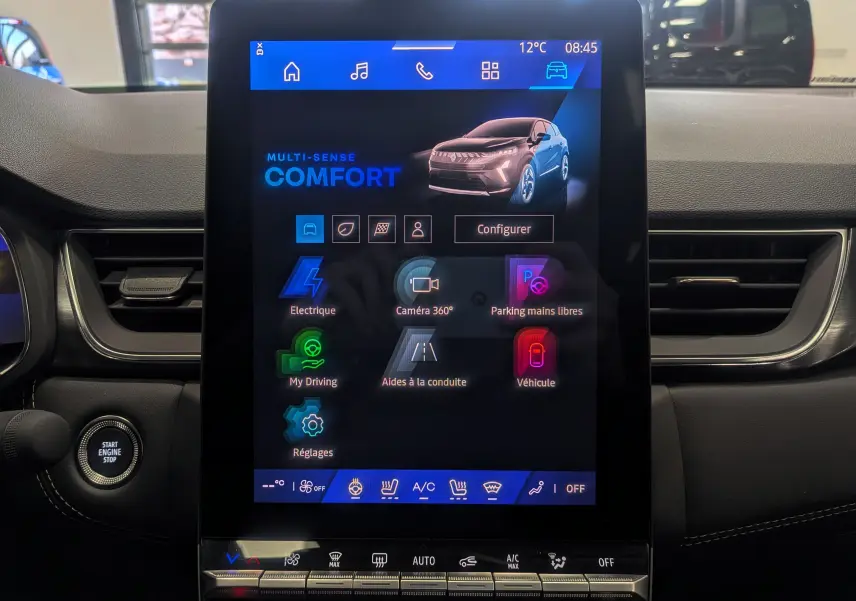 Vue centrale de l'écran tactile du tableau de bord du Renault Symbioz noir étoilé, affichant les options de conduite et assistance.