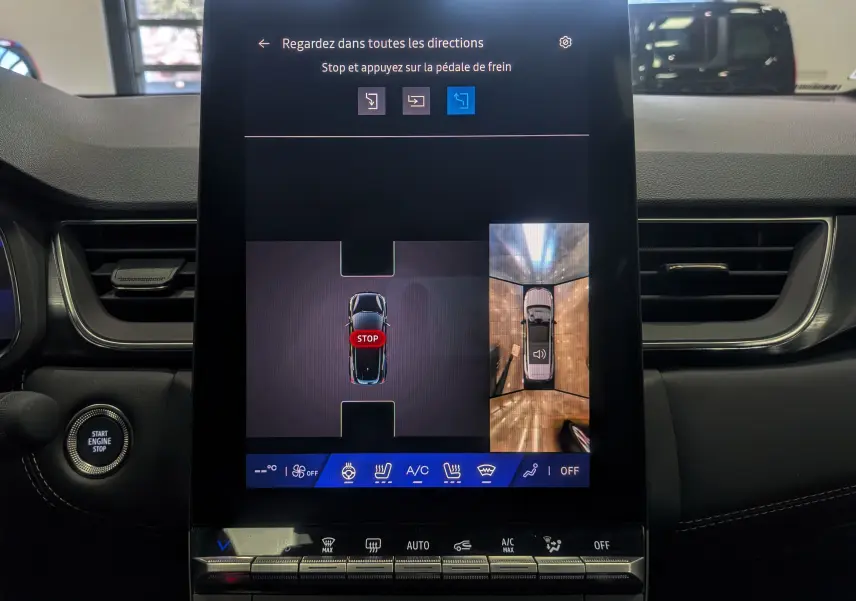 Écran central tactile du Renault Symbioz noir étoilé 2026 affichant la caméra 360° et les commandes de climatisation.