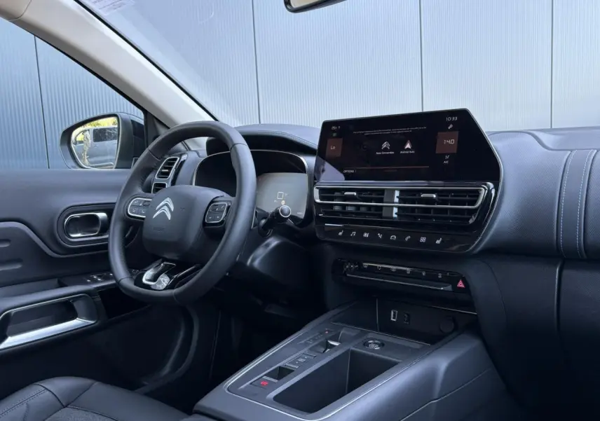 Vue intérieure côté conducteur du Citroën C5 Aircross Hybrid avec tableau de bord numérique et écran tactile central.