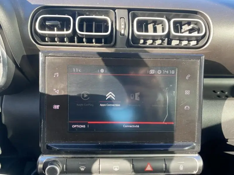 Vue rapprochée de l'écran tactile et des aérateurs du tableau de bord du Citroën C3 Aircross blanc 2019 Shine.