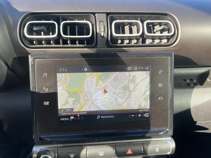 Vue rapprochée de l’écran tactile et des aérateurs rectangulaires du tableau de bord d’une Citroën C3 Aircross blanc 2019.