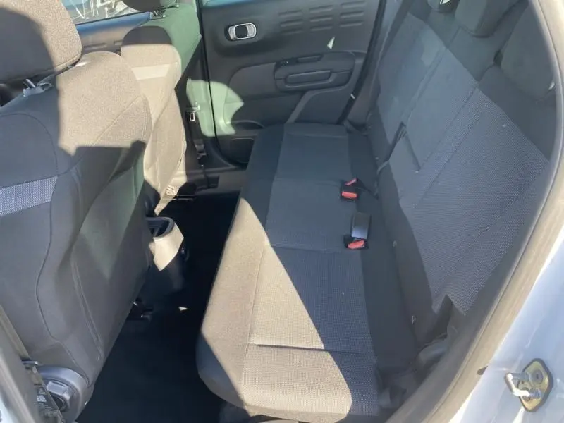 Vue intérieure côté droit montrant la banquette arrière noire du Citroën C3 Aircross blanc 2019 finition Shine.