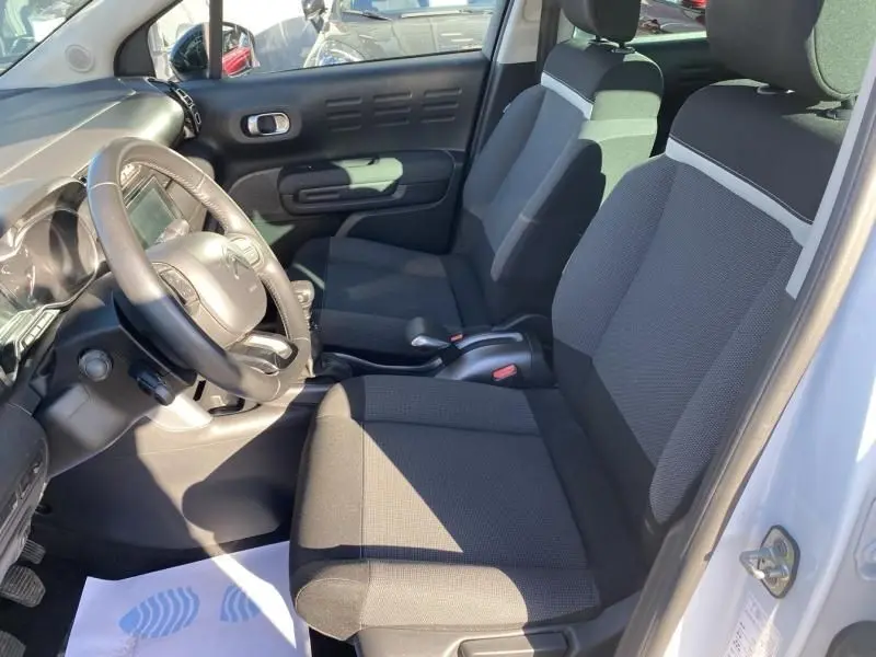 Intérieur du Citroën C3 Aircross 110 CV Shine 2019, vue côté conducteur sur les sièges et le volant noir.