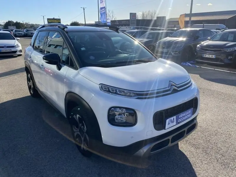 Citroën C3 Aircross blanc 2019 en 3/4 avant droit, avec toit noir et jantes alliage distinctives.
