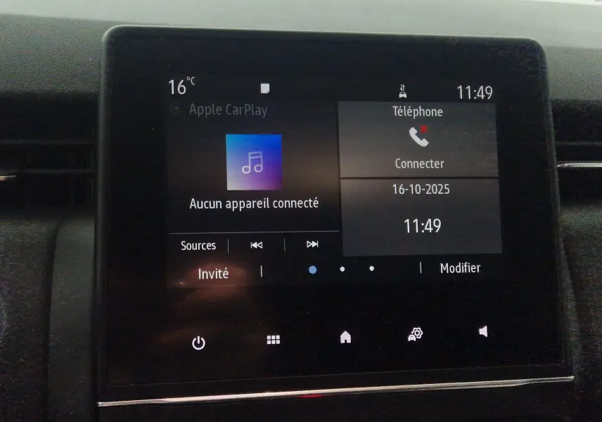 Écran tactile central de la Renault Clio V gris platine affichant Apple CarPlay et options de connexion téléphone.