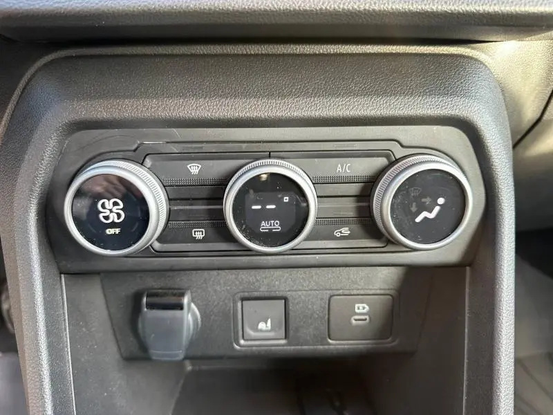 Commandes de climatisation en gros plan dans l'habitacle d'une Dacia Sandero Stepway Extreme 2025, finition Kaki Lichen