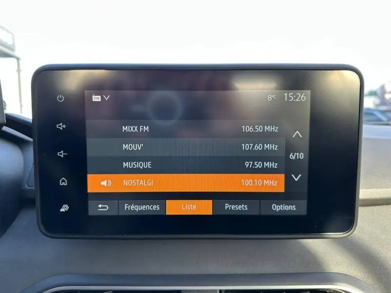 Écran tactile central de la Dacia Sandero 2025 affichant la liste des stations radio avec sélection sur Nostalgie.