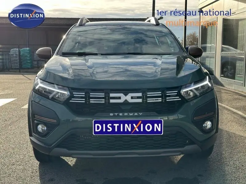 Vue frontale d'une Dacia Sandero Stepway 2025 en kaki lichen avec calandre noire et logo distinctif au centre.