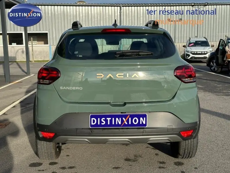 Vue arrière d'une Dacia Sandero Stepway 2025 en kaki lichen, avec logo et feux arrière distinctifs visibles.