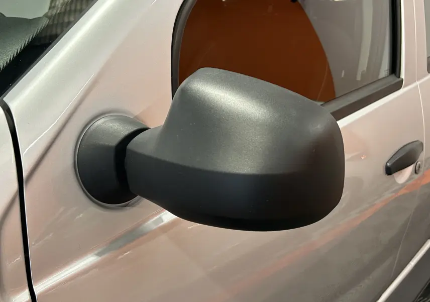 Gros plan sur le rétroviseur côté gauche d'un Dacia Duster gris 2017, mettant en valeur la texture mate du plastique.