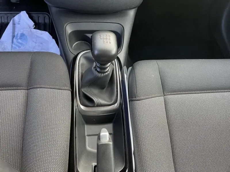Vue plongeante sur la boîte manuelle et les sièges gris foncé du Citroën C4 Cactus HDI 100 Feel de 2019.