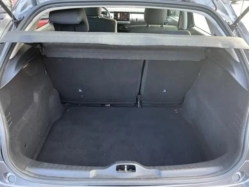 Vue intérieure du coffre spacieux d'un Citroën C4 Cactus gris foncé 2019, version HDI 100 Feel, avec banquette arrière visible.