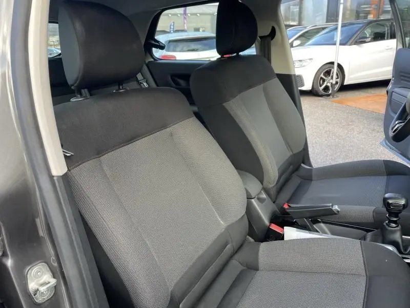 Intérieur de la Citroën C4 Cactus 2019 gris foncé, vue côté gauche sur les sièges avant en tissu noir et gris.