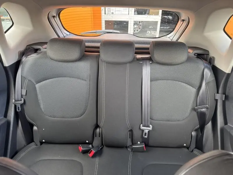 Vue arrière intérieure montrant la banquette arrière noire du Renault Captur 2019 avec ceintures de sécurité et appuis-tête.