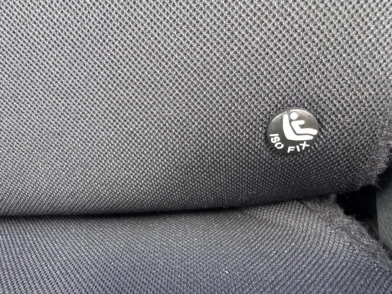 Détail du siège arrière noir du Renault Captur 2019 avec étiquette ISOFIX visible sur la couture