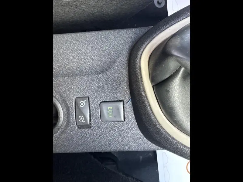 Boutons de commande ECO et verrouillage central sur la console centrale noire du Renault Captur gris Platine 2019.