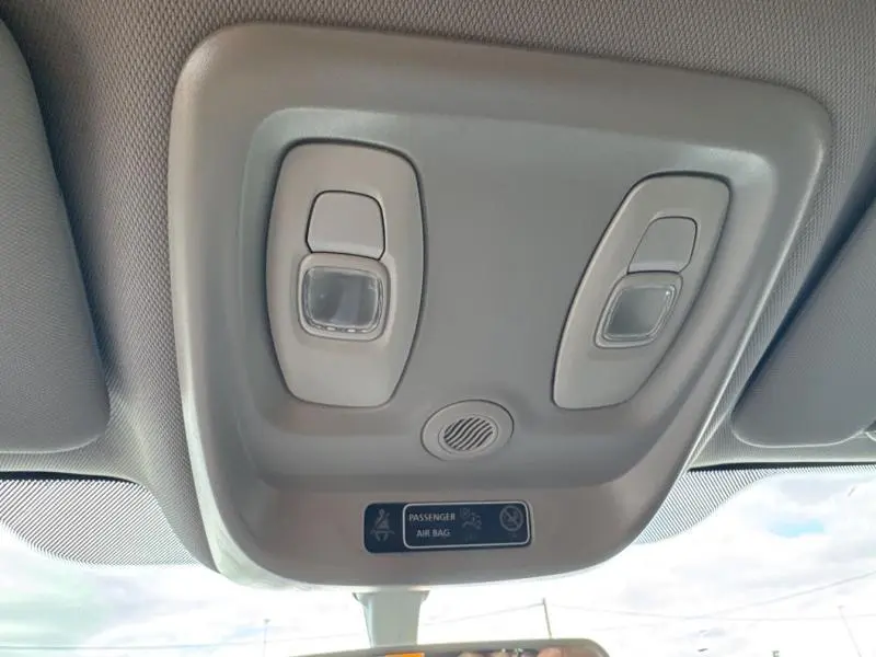 Plafonnier gris clair avec commandes d'éclairage et avertissement airbag passager dans un Renault Captur 2019.