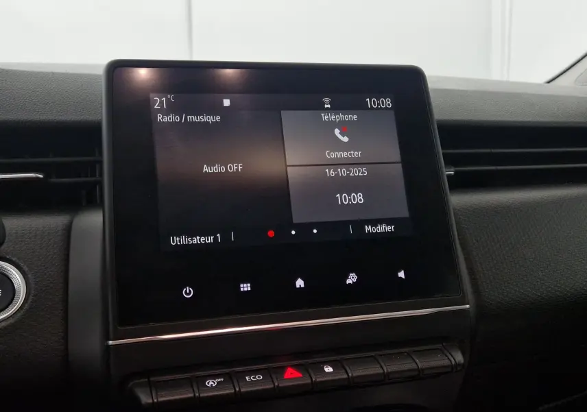 Écran tactile central de la Renault Clio V 1.0 TCE 90 Zen affichant l'interface radio et téléphone, intérieur noir.