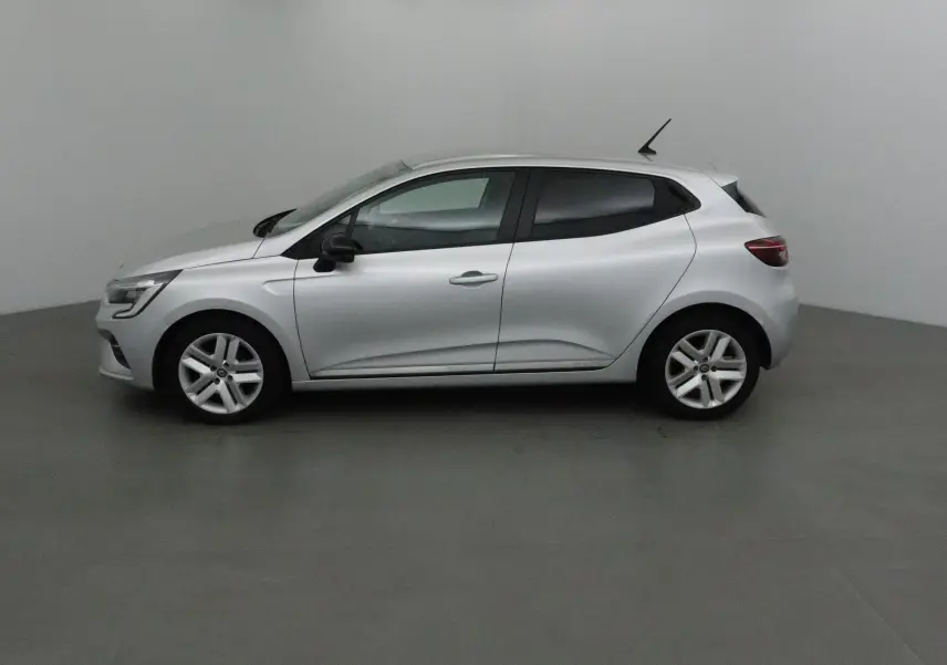 Profil côté gauche de la Renault Clio V gris platine 2021, compacte et élégante sur fond neutre intérieur.