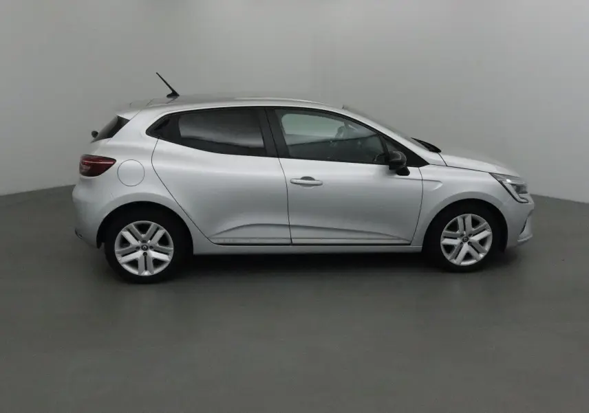 Profil côté gauche d'une Renault Clio V gris platine de 2021, compacte et moderne dans un studio neutre.