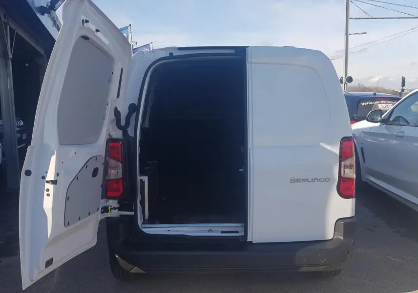 Vue arrière du Citroën Berlingo blanc 2025 avec porte latérale ouverte, montrant l’espace de chargement vide.