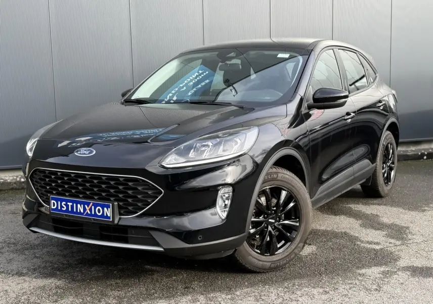 Ford Kuga 2024 noir Obsidien en 3/4 avant droit, avec jantes alliage noires et calandre distinctive.