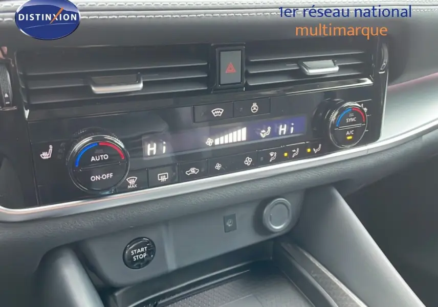 Tableau de bord du Nissan Qashqai 2025 en gros plan, montrant la console centrale avec commandes de climatisation digitales.