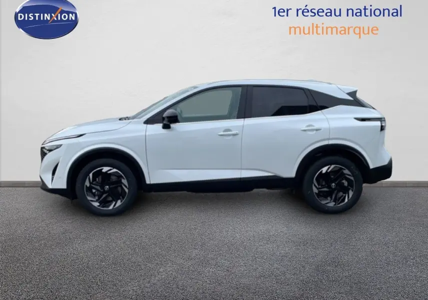 Vue de profil côté gauche d'un Nissan Qashqai blanc nacré métal avec jantes noires et toit contrasté noir.