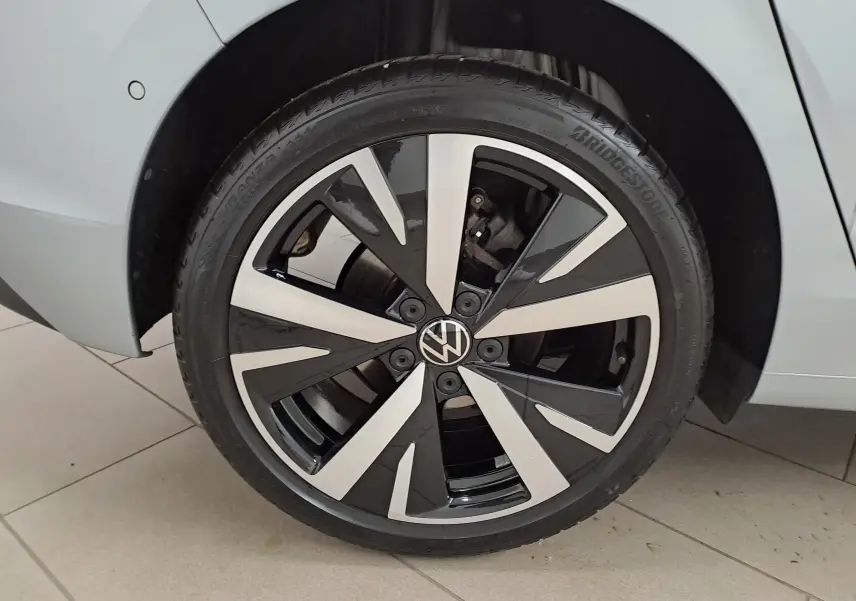 Gros plan sur la jante alliage 18'' Catania bicolore noir et argent d'une Volkswagen Golf Argent Dolomite, côté arrière droit.