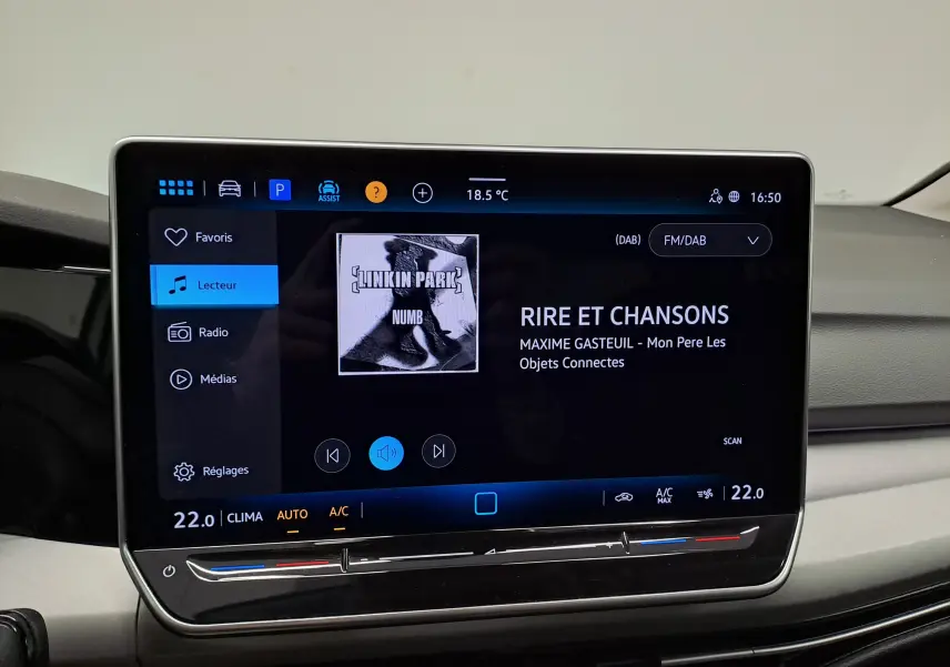 Écran tactile central de la Volkswagen Golf 1.5 eTSI 2025 affichant la radio et la température à 22°C.
