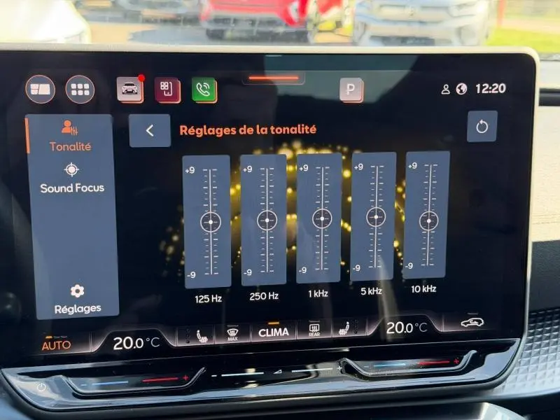 Écran tactile central du CUPRA Formentor 2025 en noir Minuit, affichant les réglages de tonalité audio en intérieur.