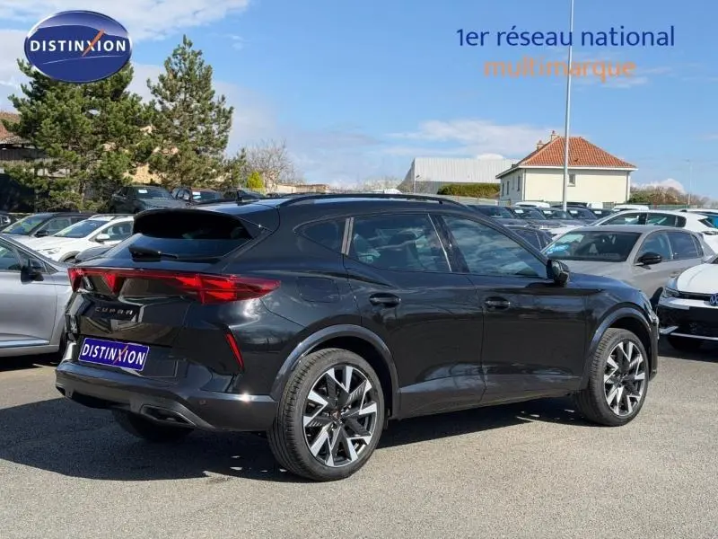 Vue 3/4 arrière droite d'une CUPRA Formentor 1.5 eTSI Hybrid noire métallisée avec jantes distinctives en alliage.