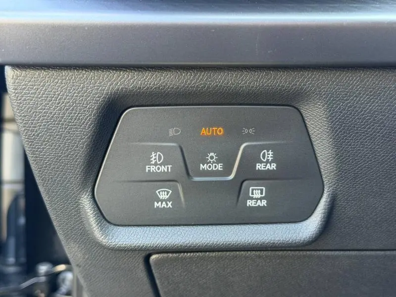 Panneau de commande des feux et dégivrage dans l'habitacle du CUPRA Formentor 1.5 eTSI Hybrid 2025, vue rapprochée.