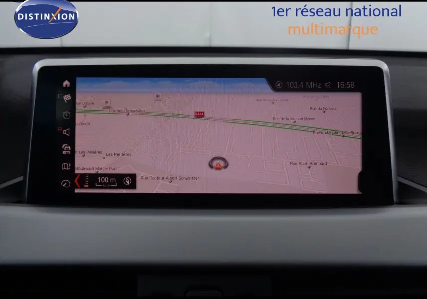 Écran de navigation du BMW X1 2022 affichant une carte détaillée, vue intérieure du tableau de bord.