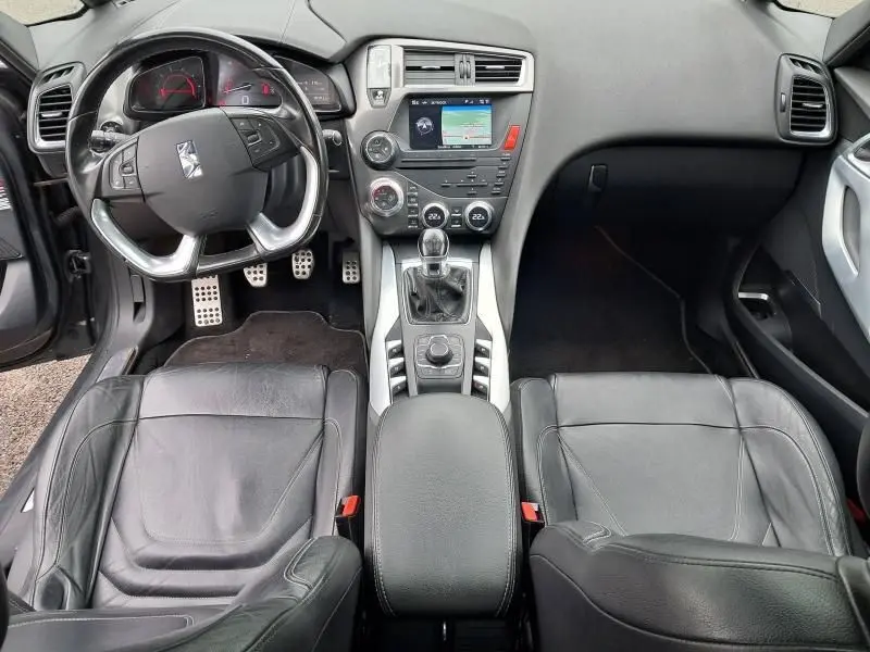 Intérieur de la Citroën DS5 HDI 160 Sport Chic 2014, vue avant centrée sur tableau de bord et sièges cuir noirs.